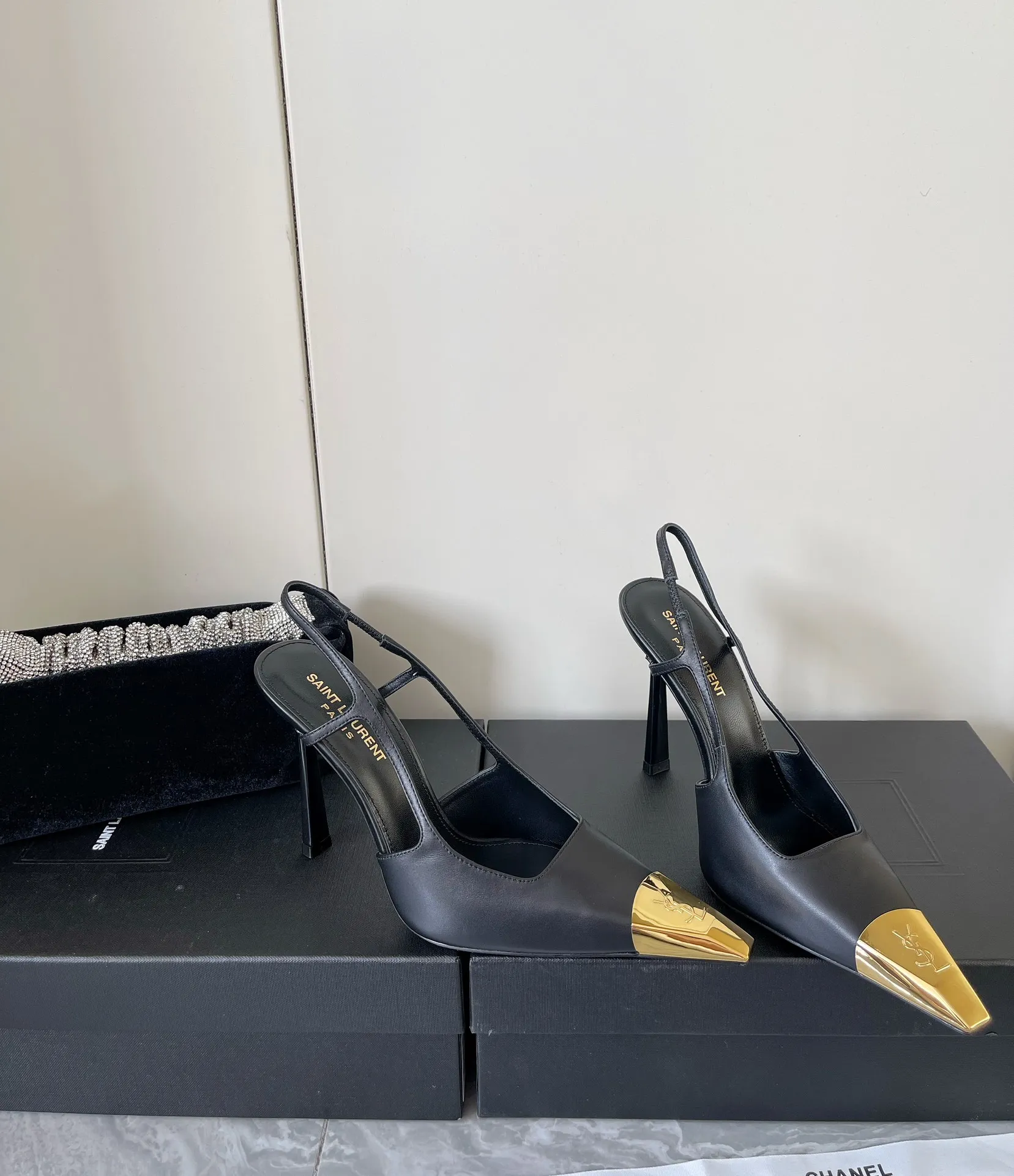 👟👟Ex-factory price 560👟👟 YSL Yves Saint Laurent's latest gold iron-toe logo small square toe high-heeled shoes ✔️ New products are available at the counter at the same time. Major celebrities and Internet celebrities have stepped on their feet. The style is fashionable and versatile, simple and high-end, and the elegance is achieved to the extreme. The feet are full of goddess style! Upper: Imported calfskin Lining: Imported sheepskin Heel height: 10.5 Outsole: Genuine leather outsole Size: 35-39 (custom-made in 40 units, non-refundable)